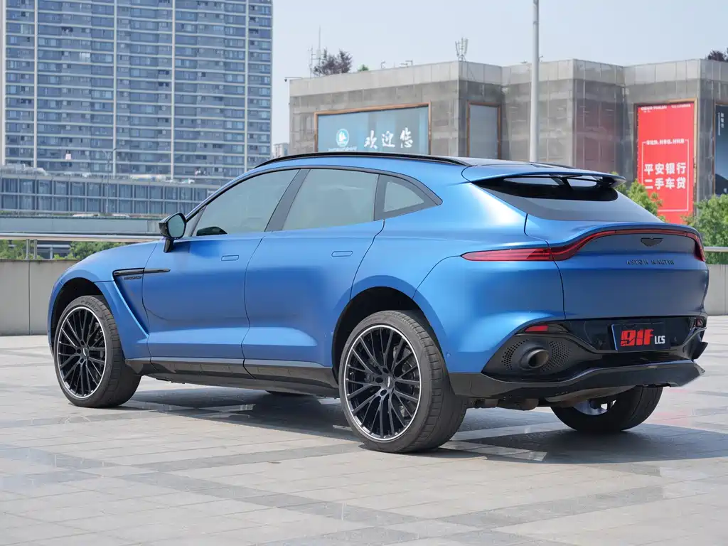 Aston Martin DBX 3.0 T STRAIGHT-SIX