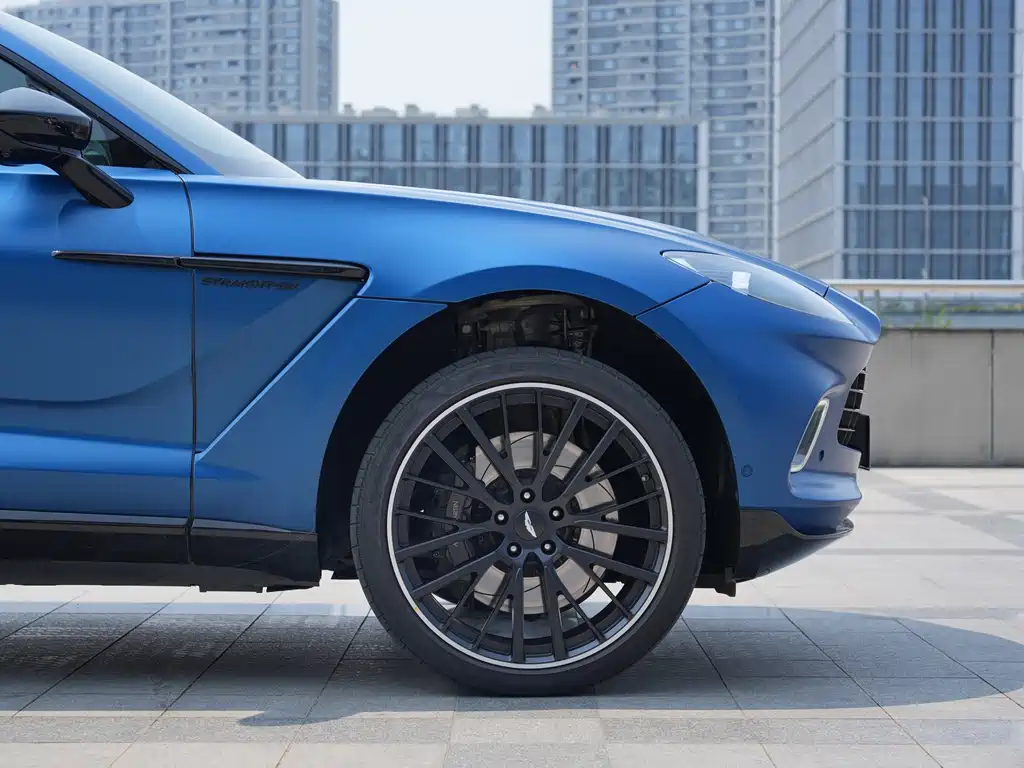 Aston Martin DBX 3.0 T STRAIGHT-SIX