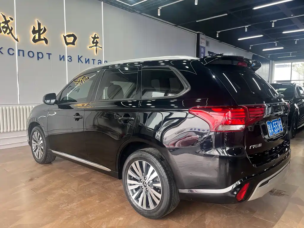 Outlander Facelift 2.0 L 2 WD Smooth Travel 5-seat