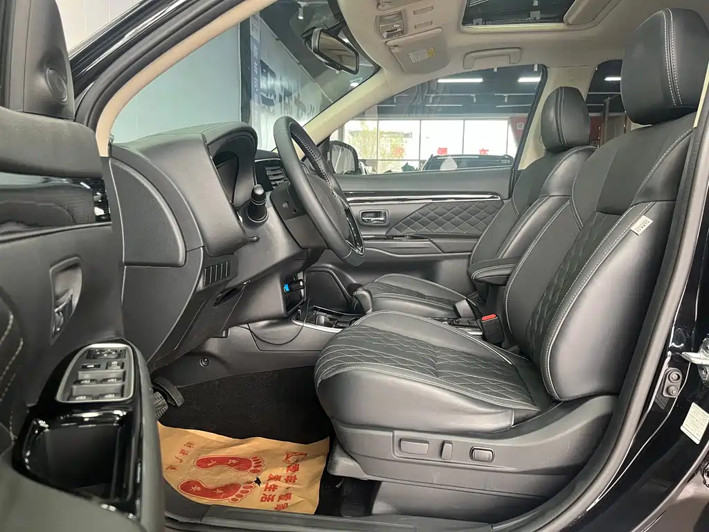 Outlander Facelift 2.0 L 2 WD Smooth Travel 5-seat