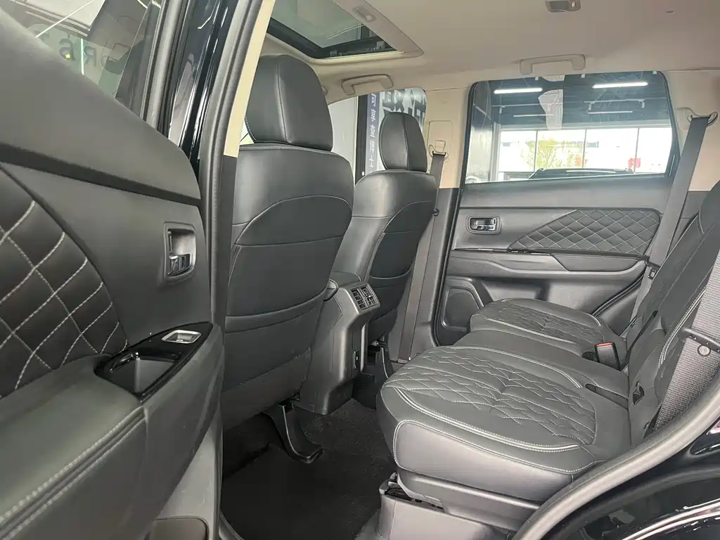 Outlander Facelift 2.0 L 2 WD Smooth Travel 5-seat