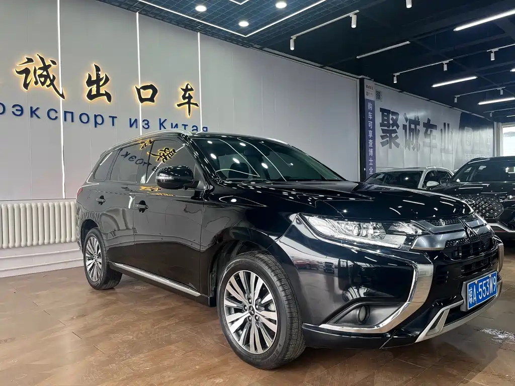 Outlander Facelift 2.0 L 2 WD Smooth Travel 5-seat