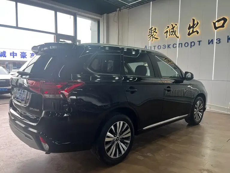 Mitsubishi Outlander Facelift 2.0 L 2 WD Smooth Travel 5-seat