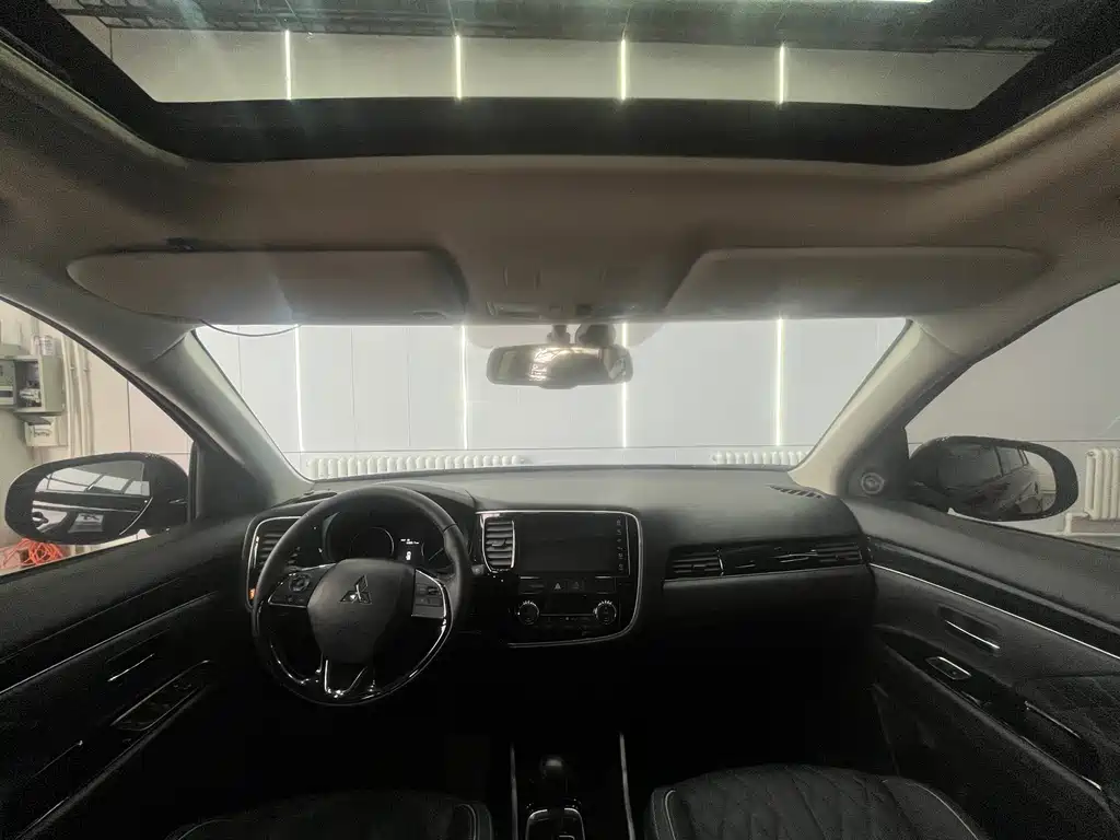 Outlander Facelift 2.0 L 2 WD Smooth Travel 5-seat