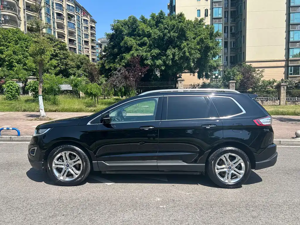 Edge EcoBoost 245 4 WD Grand Sharp 7-seat