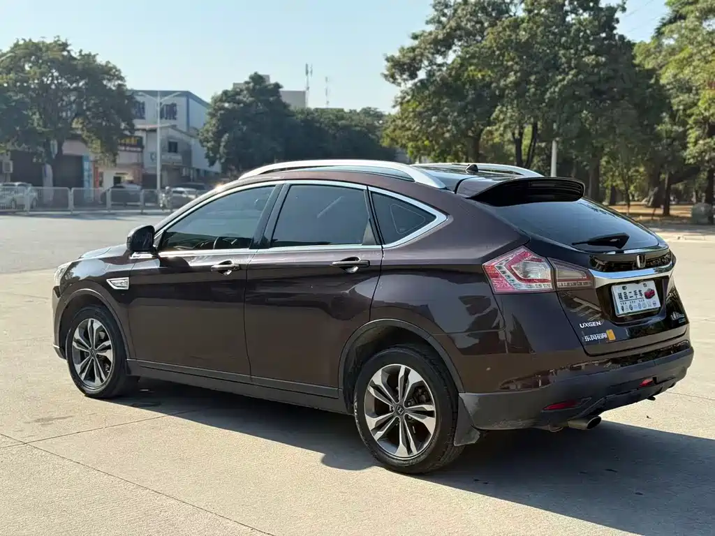 URX 6 SUV 1.8 T Charm