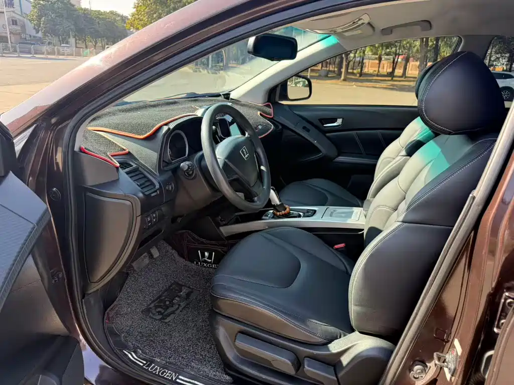 URX 6 SUV 1.8 T Charm