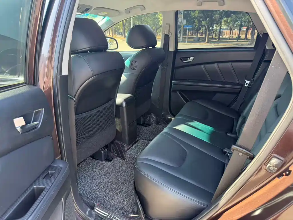 URX 6 SUV 1.8 T Charm