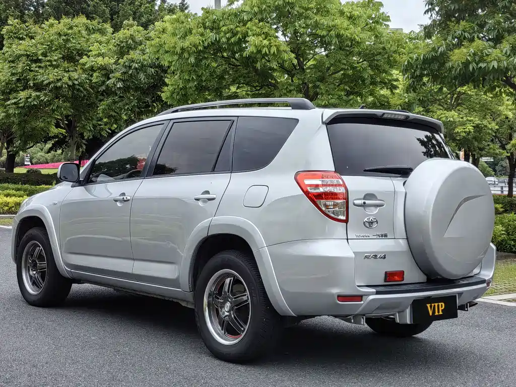 RAV4 2.4 L Auto Luxury