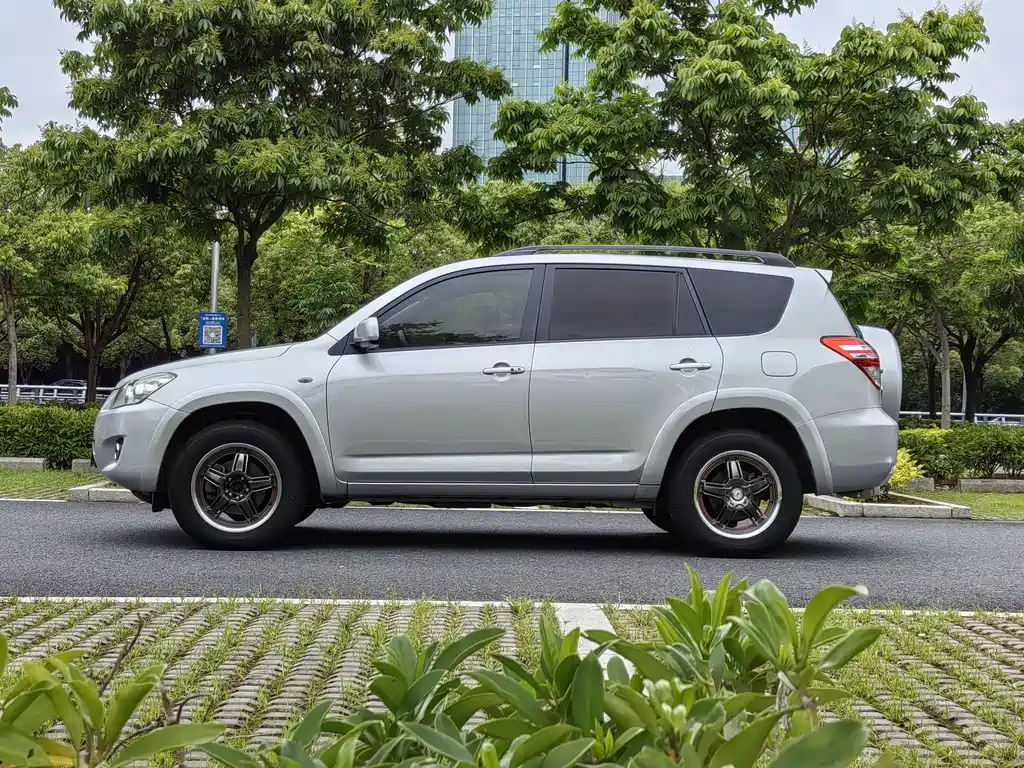 RAV4 2.4 L Auto Luxury
