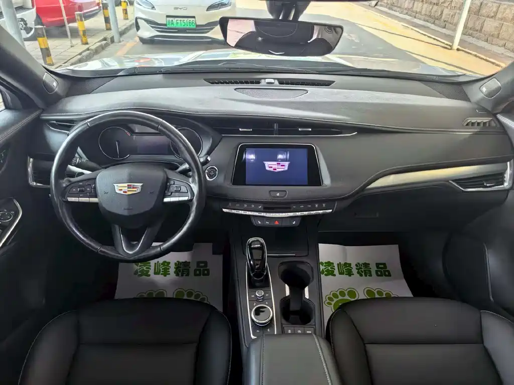 Cadillac XT4 Facelift 28 T 2 WD Leading