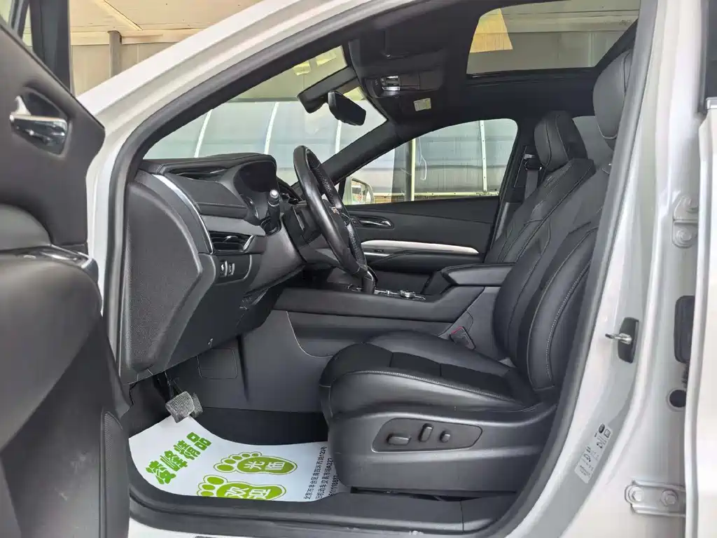 Cadillac XT4 Facelift 28 T 2 WD Leading
