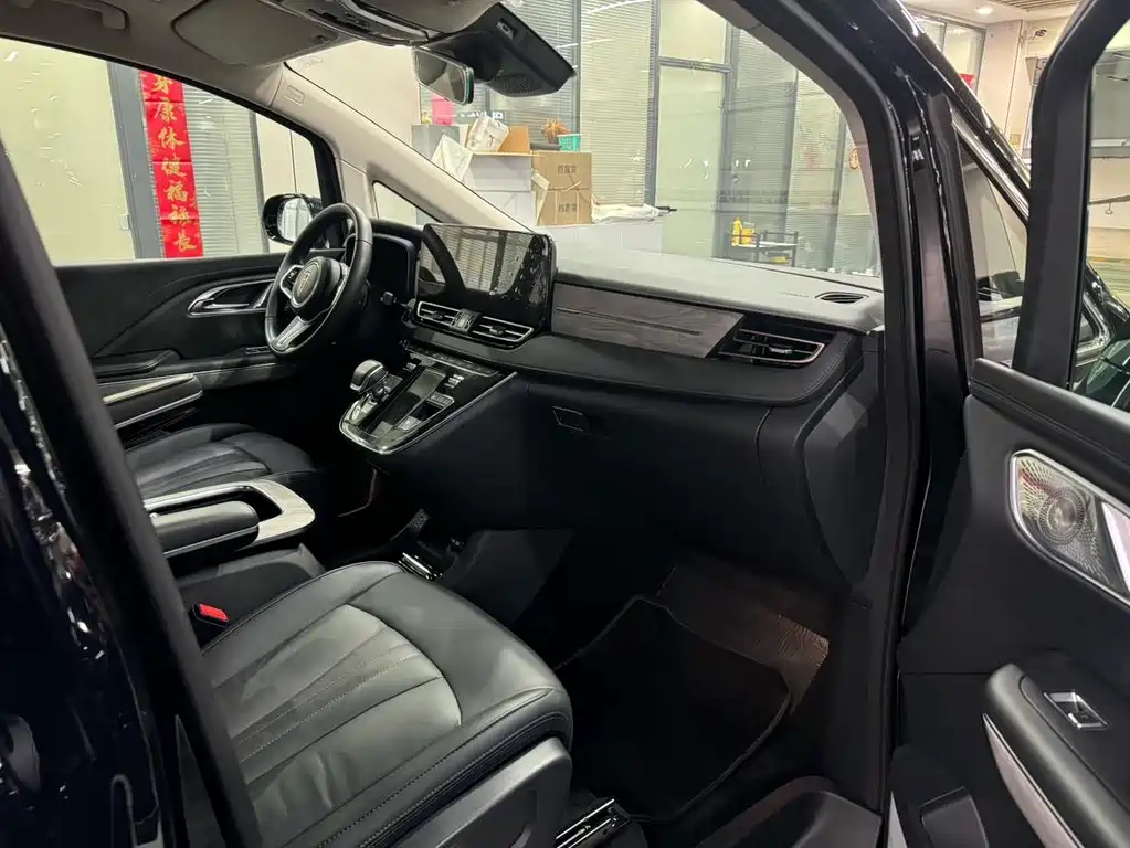 Hongqi HQ9 2.0 T Connected Flagship Charm