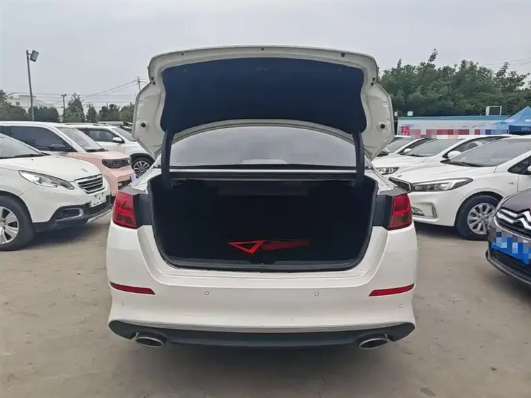 Kia K5 2.0 L Auto LUX