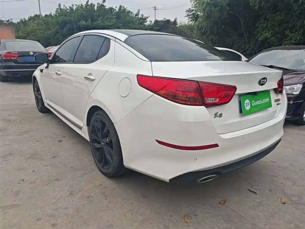 Kia K5 2.0 L Auto LUX