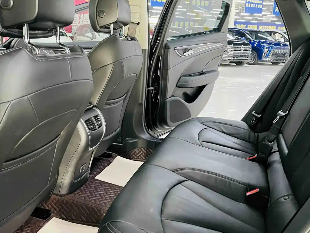 LaCrosse 28 T Luxury