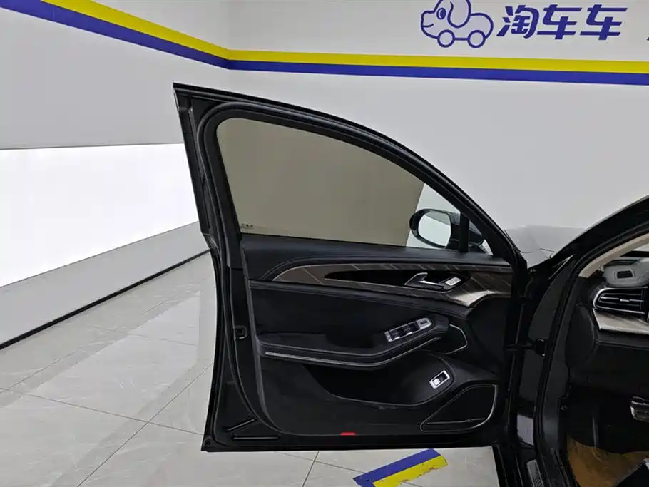Hongqi H9 2.0 T Connected Flagship Enjoyment