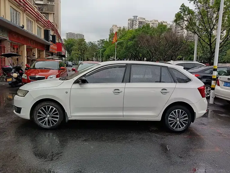 Skoda Rapid Spaceback 1.6 L Auto Pleasure