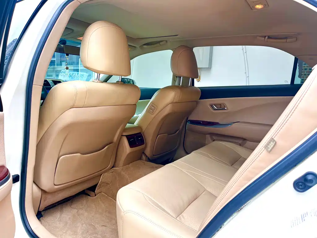 Crown 2.5 L Royal Navigation