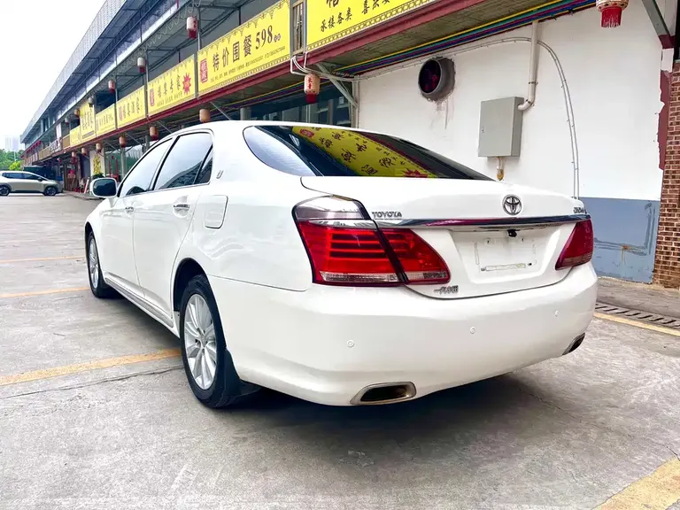 Toyota Crown 2.5 L Royal Navigation
