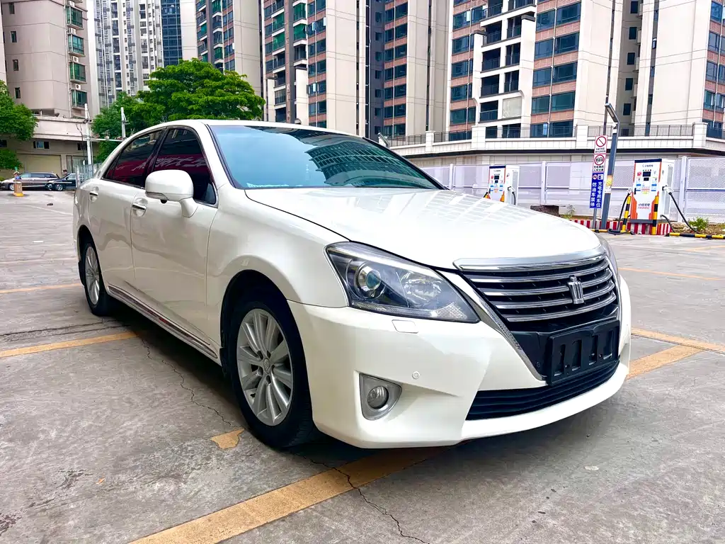 Crown 2.5 L Royal Navigation