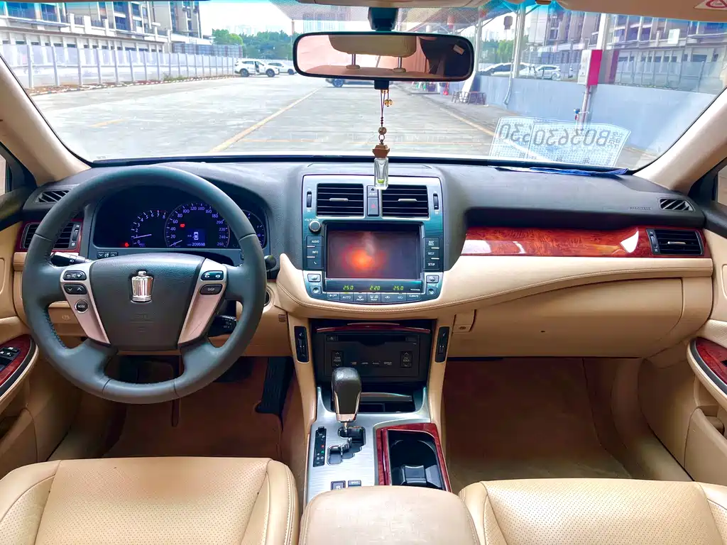 Crown 2.5 L Royal Navigation