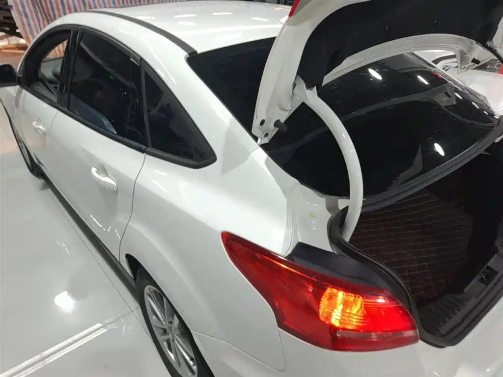 Focus Sedan Classic 1.6 L Auto Style Smart Travel