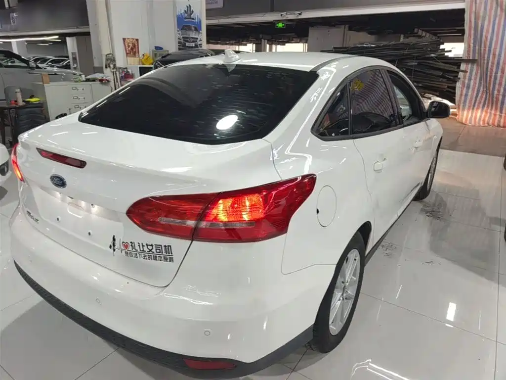 Focus Sedan Classic 1.6 L Auto Style Smart Travel