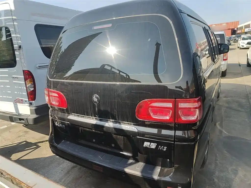 Lingzhi M5 L 1.6 L Basic 7-seat