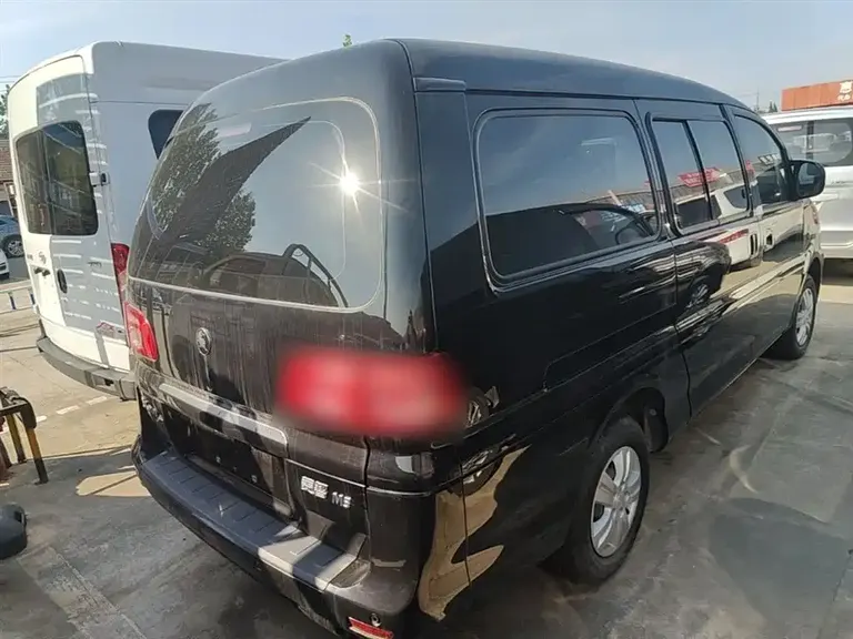 Dongfeng Lingzhi M5 L 1.6 L Basic 7-seat
