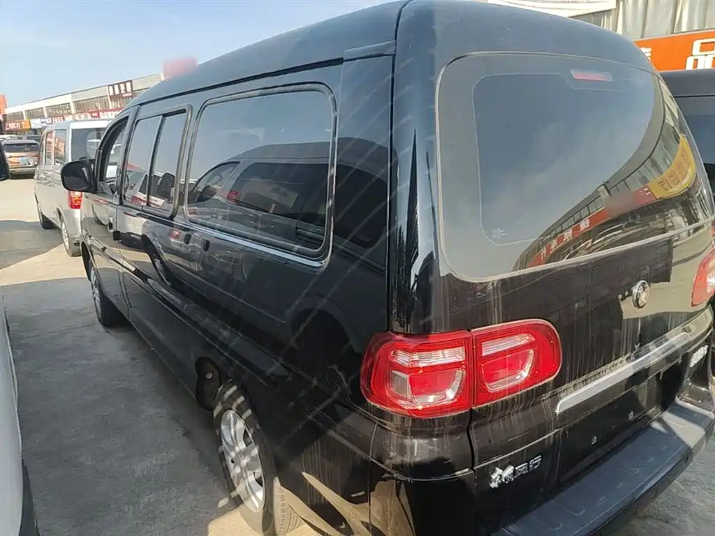 Lingzhi M5 L 1.6 L Basic 7-seat