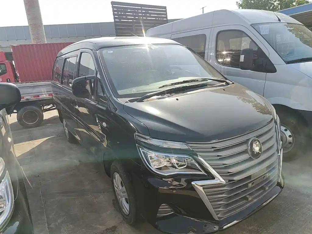 Lingzhi M5 L 1.6 L Basic 7-seat