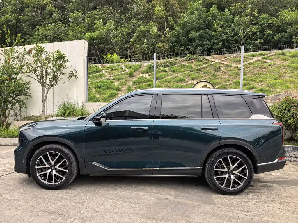 GAC Trumpchi GS8 Navigator Series 2.0 TGDI 2 WD Distinguished (7-seat)