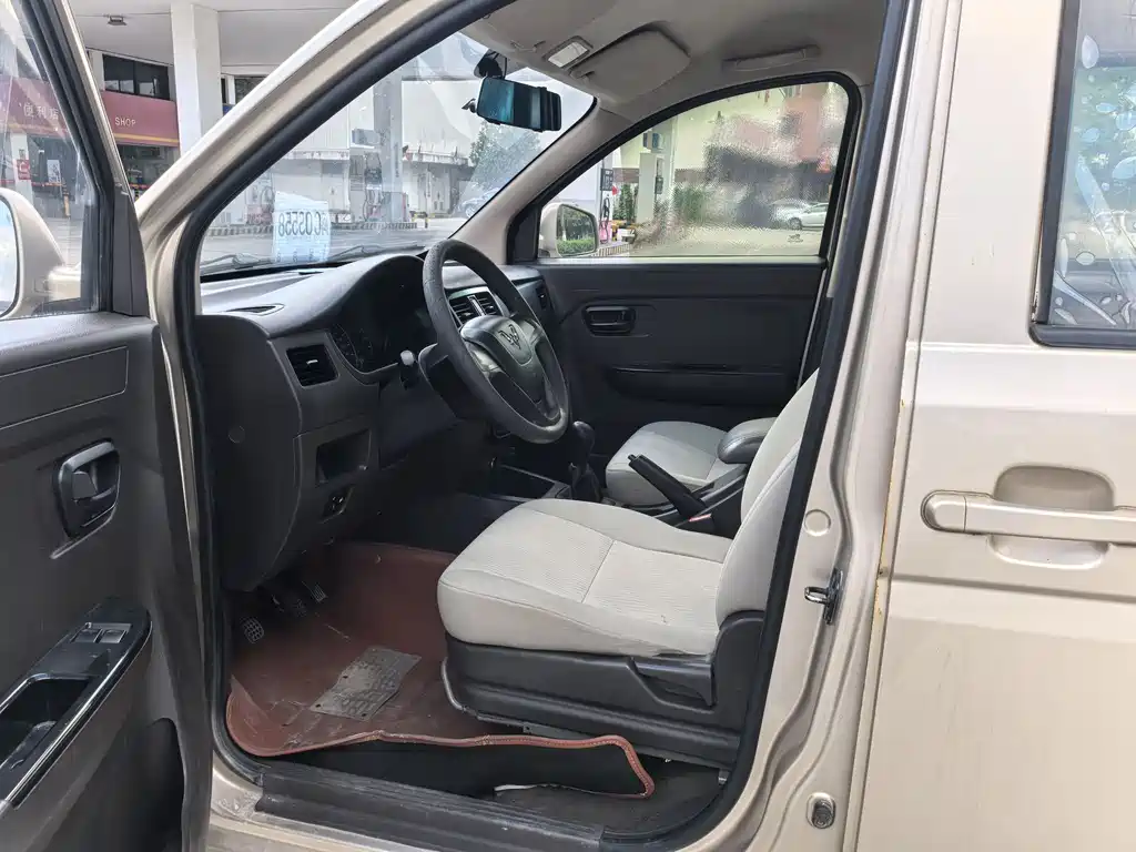 Wuling Rongguang V 1.5 L Standard