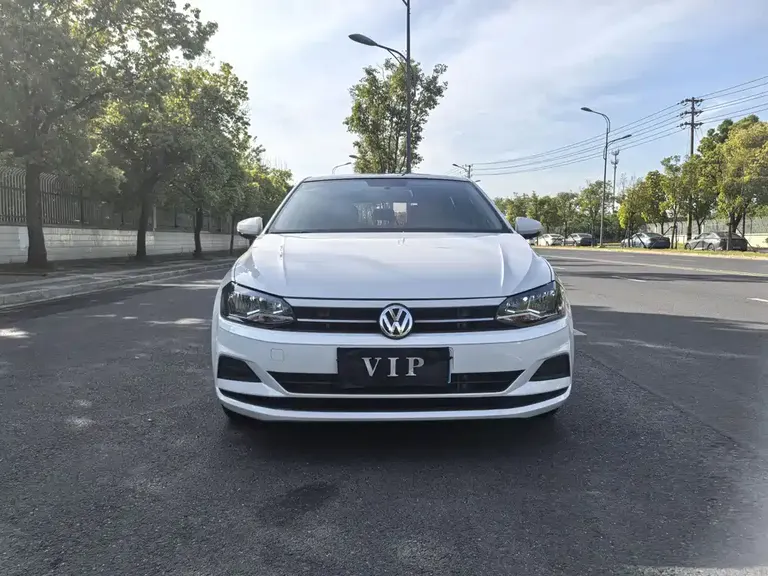 Volkswagen Polo Plus 1.5 L Auto Colorful Tech