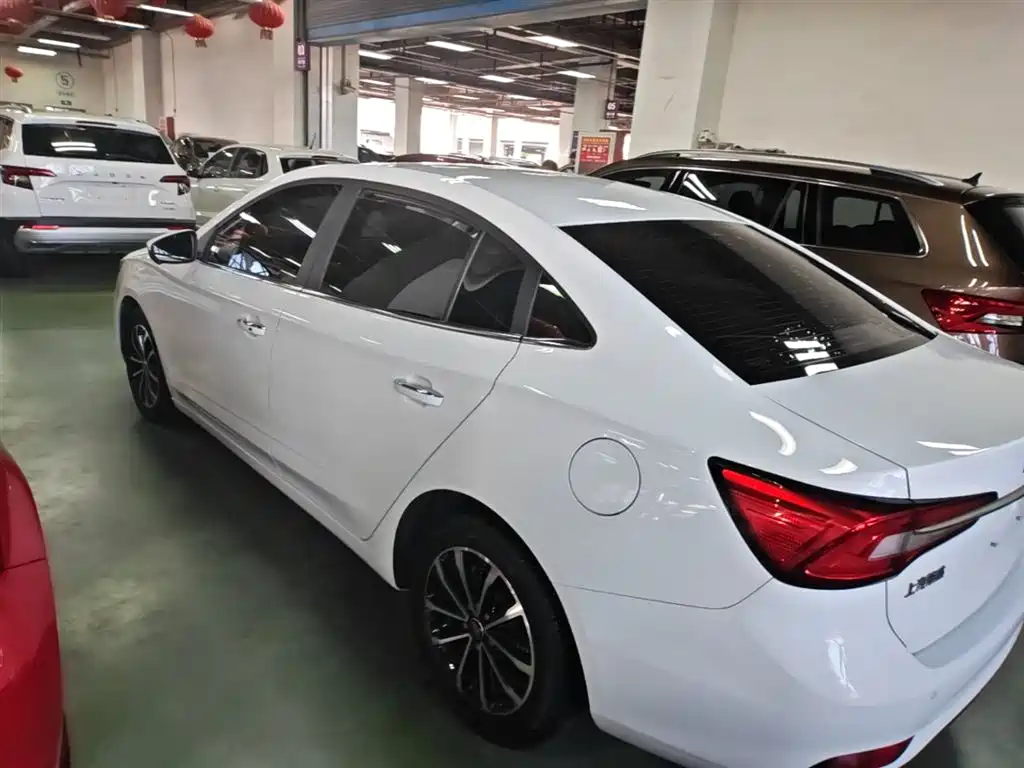 Roewe i5 1.5 L Auto 4 G Connected Leading Luxury Flagship