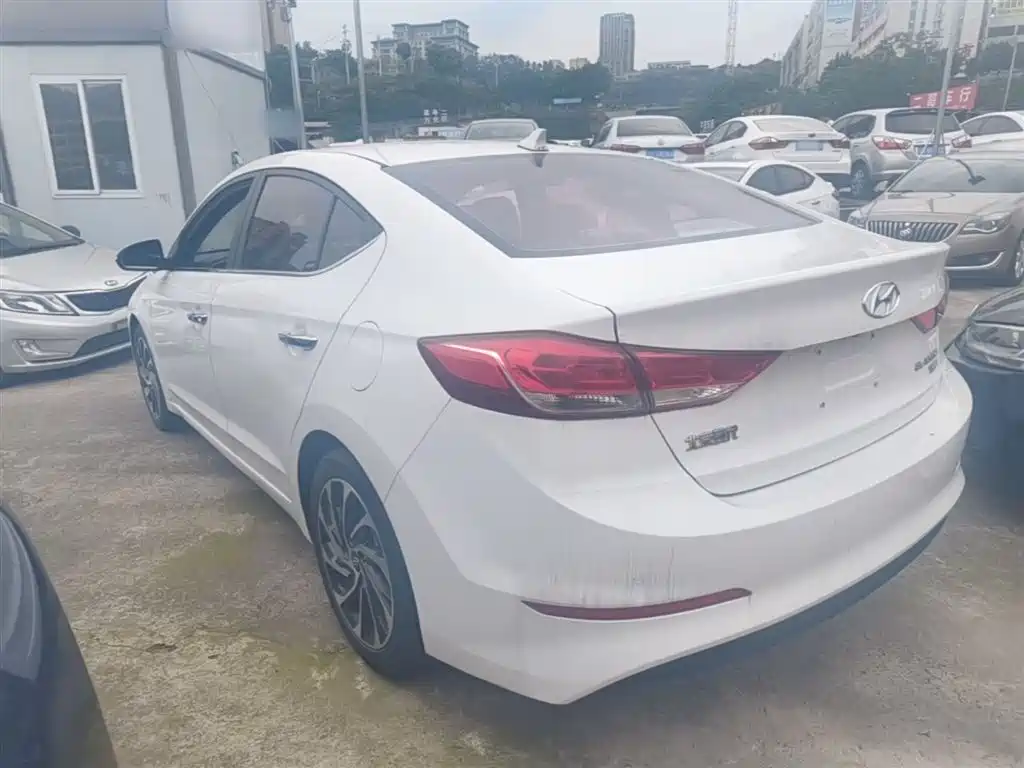 Elantra 1.5 L CVT Smart Dazzle · Elite