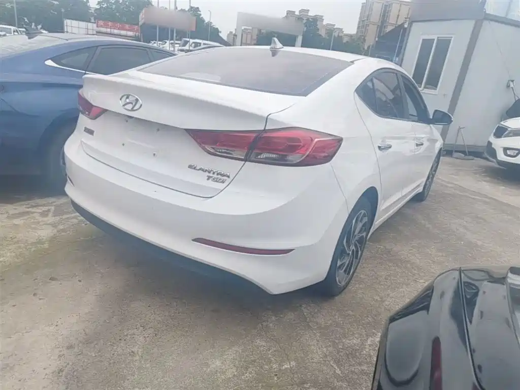 Elantra 1.5 L CVT Smart Dazzle · Elite