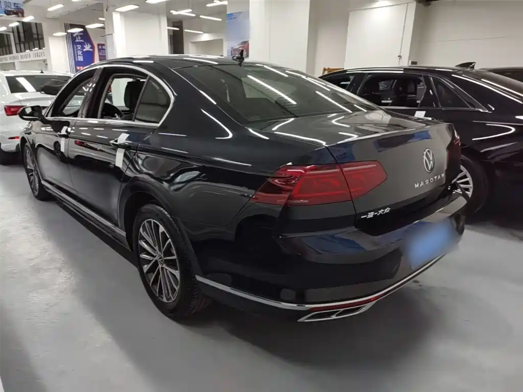 Magotan 200 10 K Commemorative 330 TSI DSG Leading