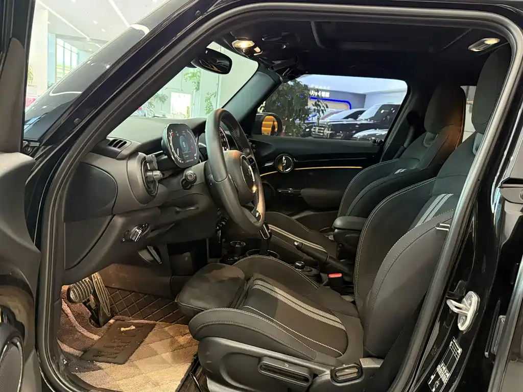 MINI MINI 2022款 1.5 T COOPER 黑标特别版 五门版