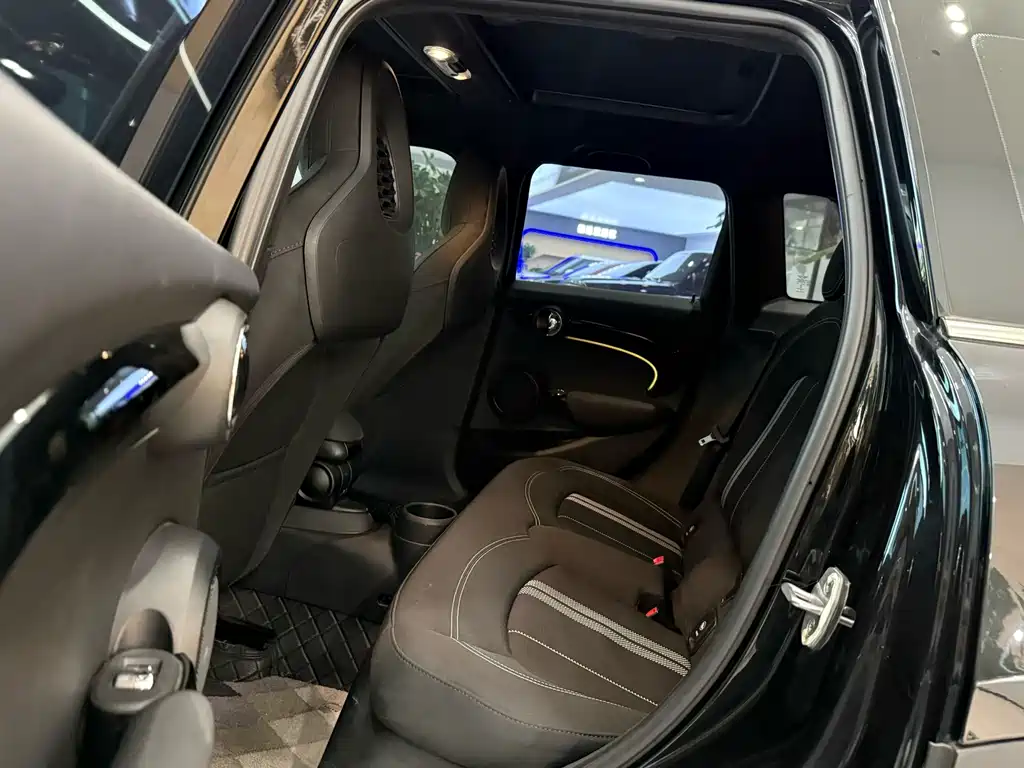 MINI MINI 2022款 1.5 T COOPER 黑标特别版 五门版