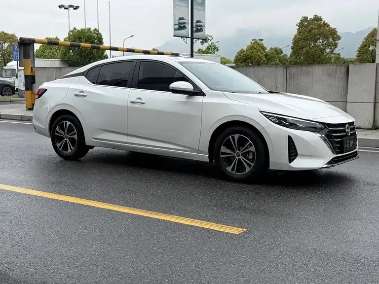 Nissan Sylphy 1.6 L CVT Joy