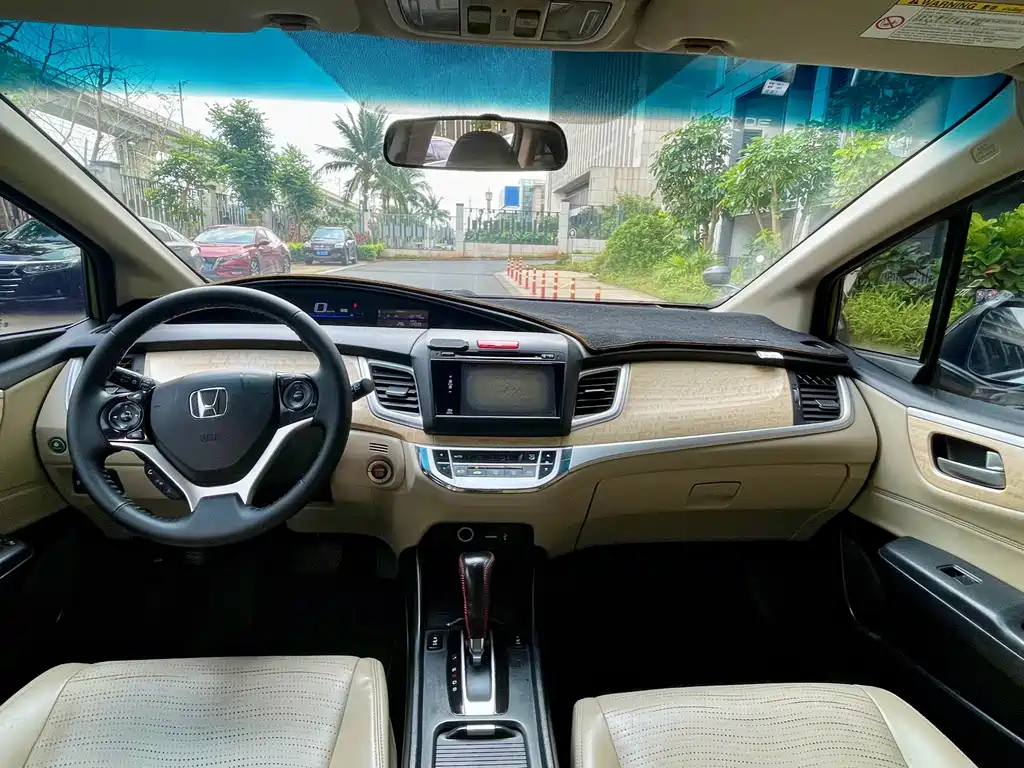 Jade 1.8 L CVT Luxury 6-seat