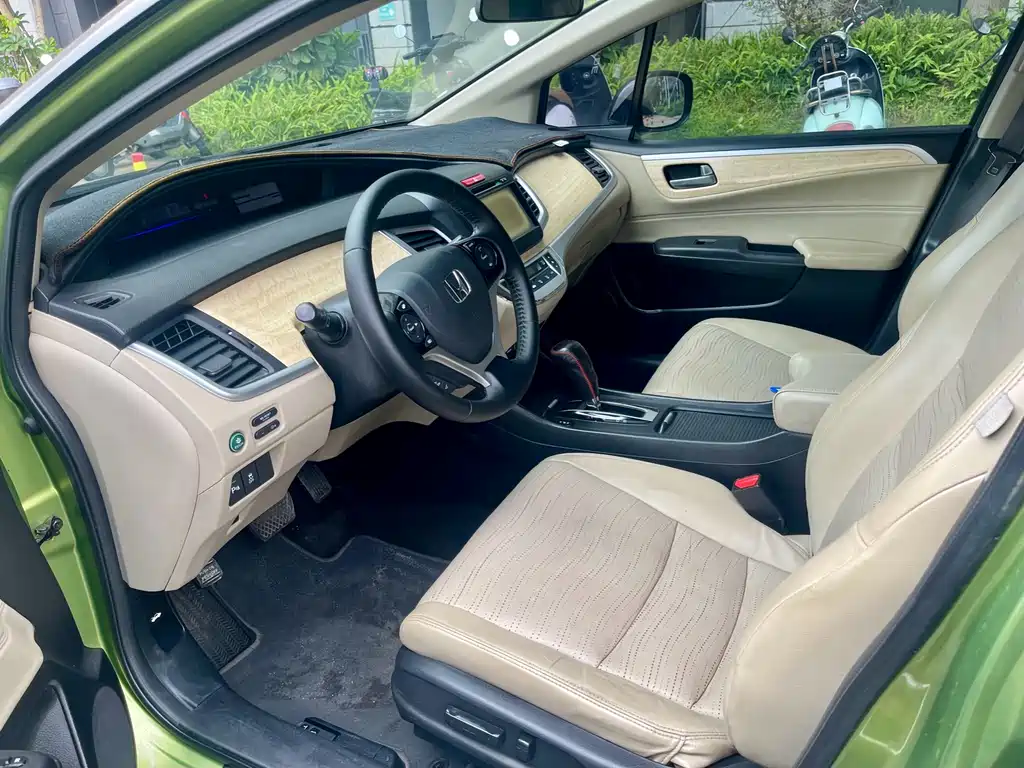 Jade 1.8 L CVT Luxury 6-seat