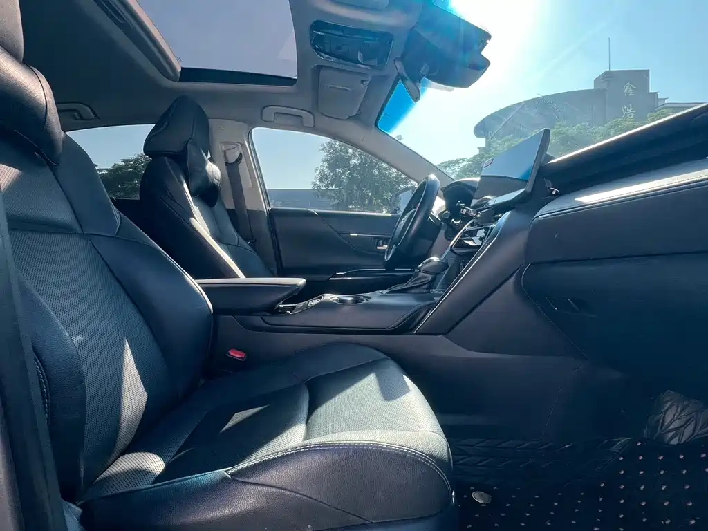 Venza 2.5 L Smart e-Hybrid Dual Engine 2 WD Distinguished