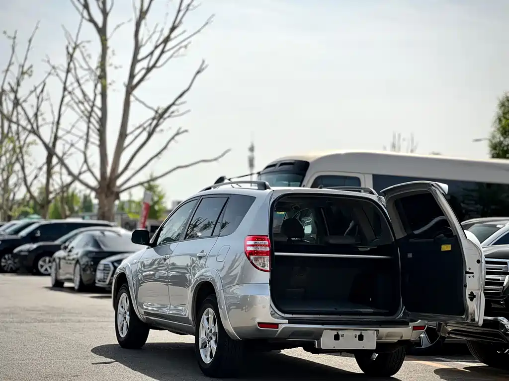 RAV4 2.4 L Auto Luxury Upgraded