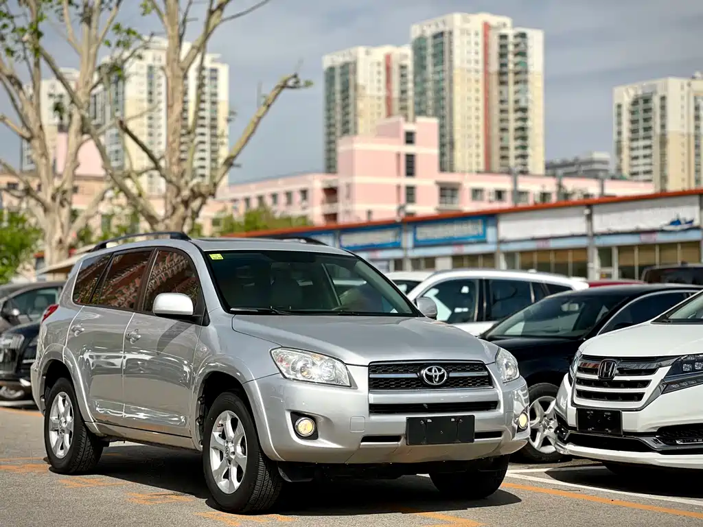 RAV4 2.4 L Auto Luxury Upgraded