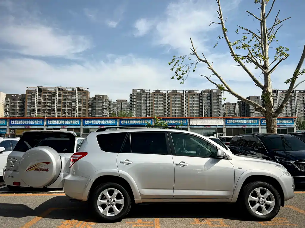 RAV4 2.4 L Auto Luxury Upgraded