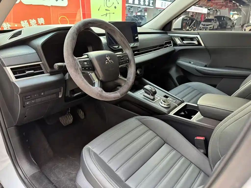 Outlander 欧蓝德 2023款 1.5 T CVT两驱尊享版 5座