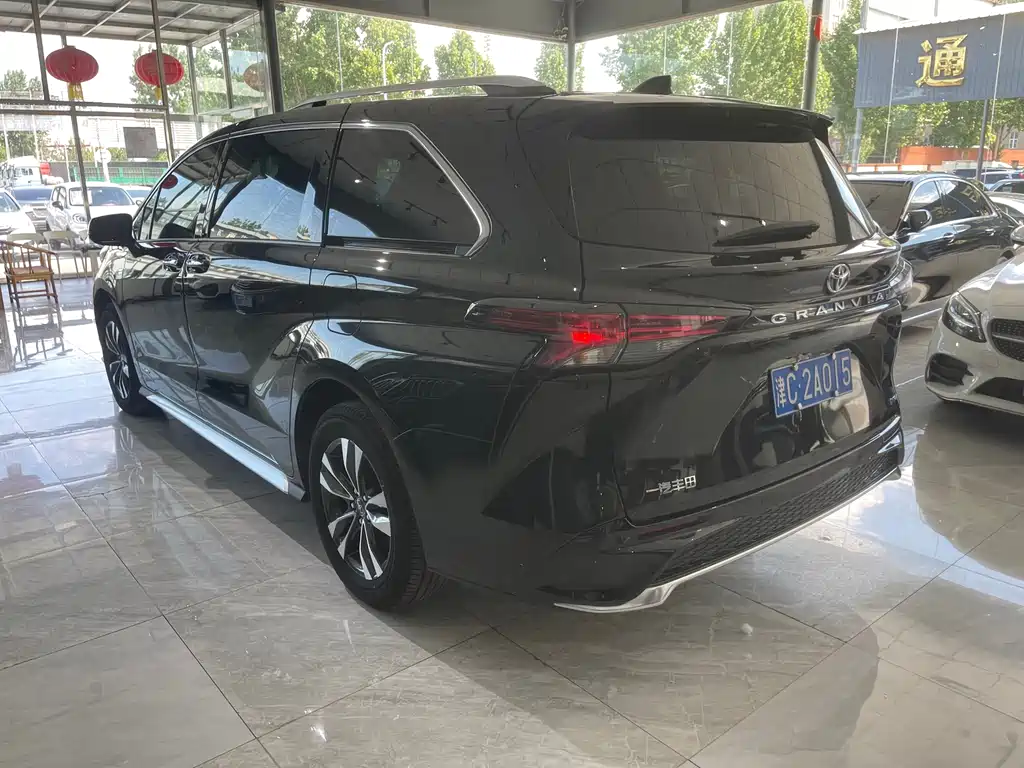 Granvia 2.5 L Hybrid Luxury